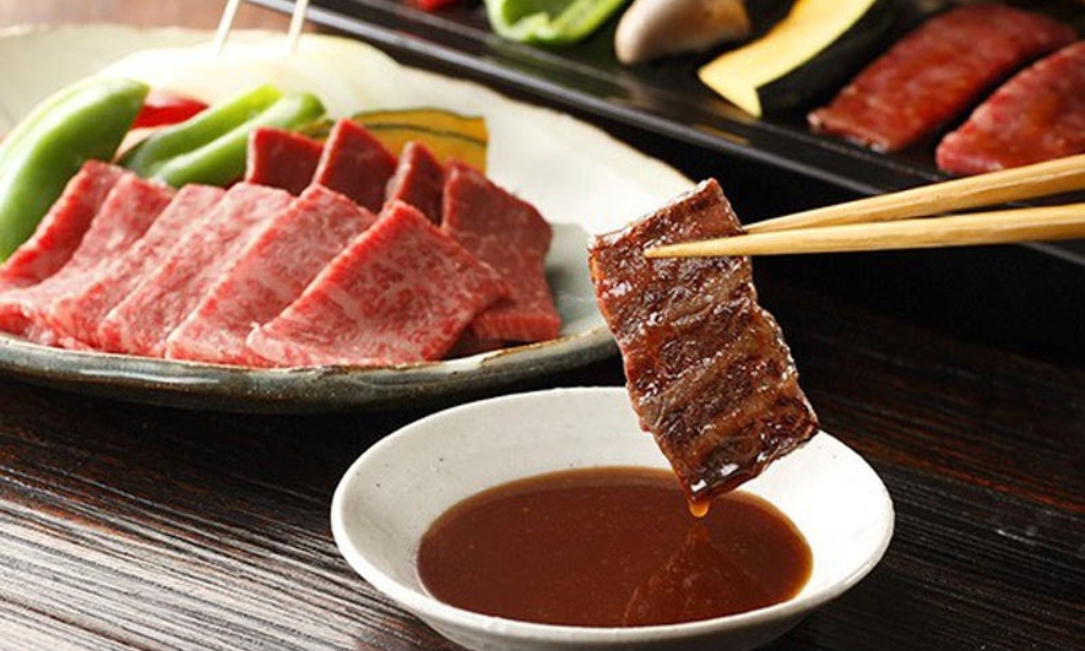 Yakiniku là gì? Khám phá nghệ thuật nướng thịt than hoa Nhật Bản.